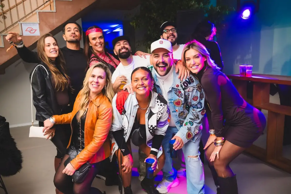 Grupo de amigos posando no camarote Backstage Mirante