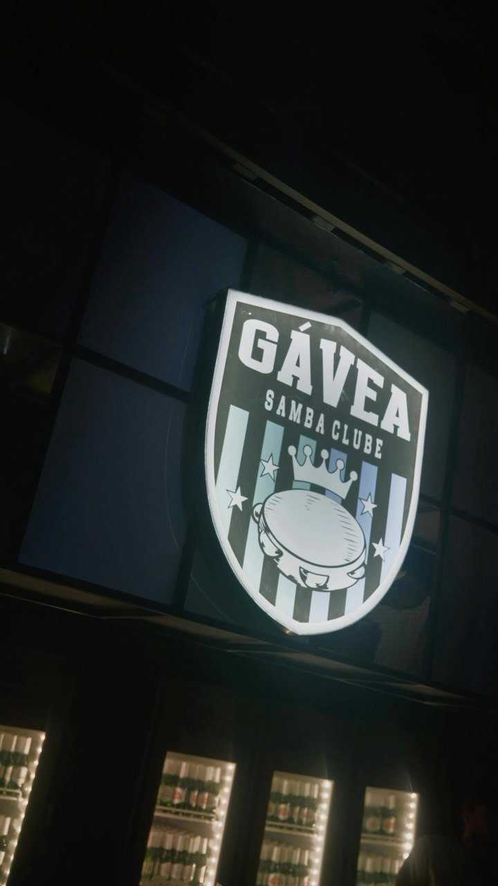 Letreiro luminoso do Gávea Samba Clube na Villa